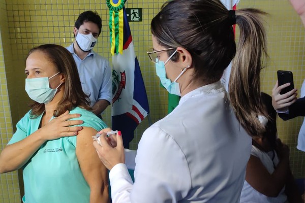 Cheias de esperança, Dona Irlene e Dona Mônica são as primeiras a serem vacinadas contra a Covid-19 em Patos de Minas