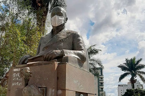 Estátua de Olegário Maciel recebe máscara em ação educativa para combater a COVID-19