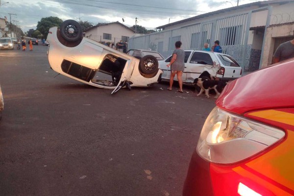 Motorista trava a coluna, perde o controle da direção e capota veículo na cidade de Araxá