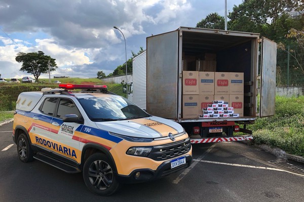 PM Rodoviária prende motorista com caminhão furtado e carga de cigarros contrabandeados
