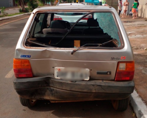 Adolescente "empina" moto emprestada, perde o controle e bate em carro estacionado