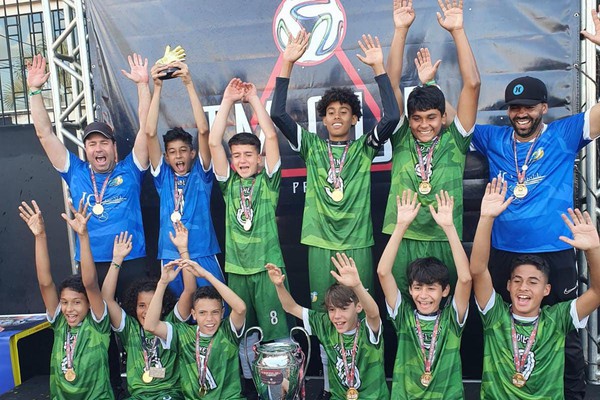 Pais montam seleção de atletas, e time vence Campeonato de Futebol em Uberlândia