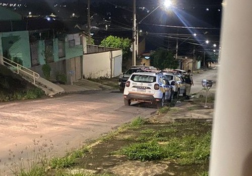 Homem é preso após agredir familiares, ameaçar de morte e morder policiais em Patos de Minas