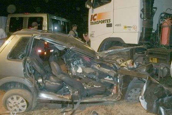 Batida frontal entre carreta e carro mata 3 pessoas em mais uma tragédia na BR365