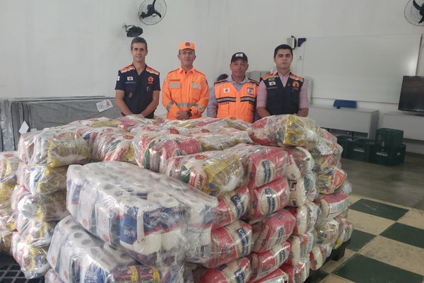 Defesa Civil e Prefeitura entregam cestas básicas e colchões para famílias desabrigadas