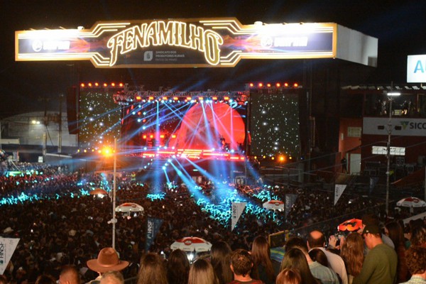 Luan Santana forma um coral na arena da Fenamilho com o sucesso "Vingança"; veja ao vivo