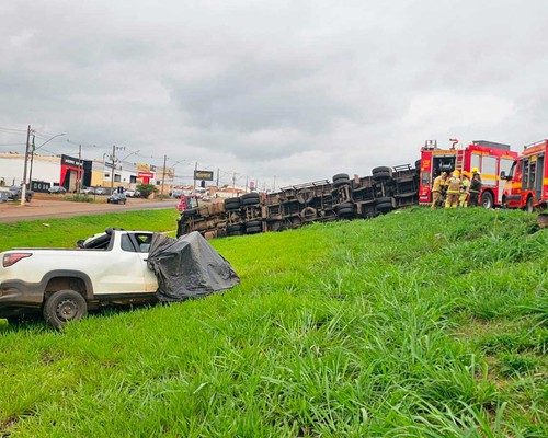 Motorista morre em grave acidente entre caminhão de bebidas e picape na BR 365, em Patos de Minas