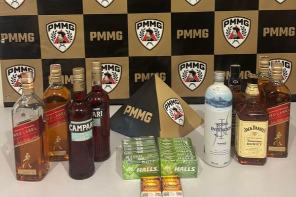 Jovem invade comércio pelo telhado, furta bebidas e cigarros e é preso escondido debaixo de pia