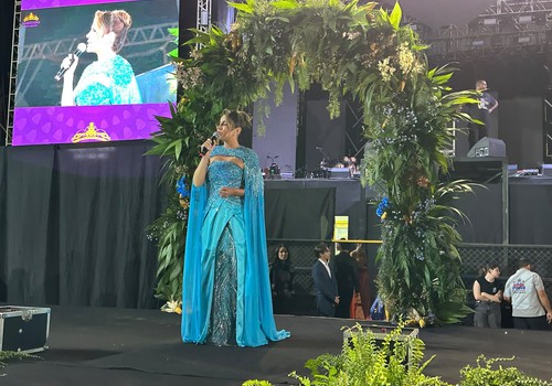 Maria Fernanda Leão discursa na passarela do concurso de Rainha Nacional do Milho 2026