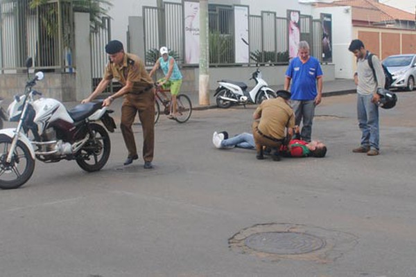 Motorista esquece parada em cruzamento perigoso e deixa mais um motociclista ferido
