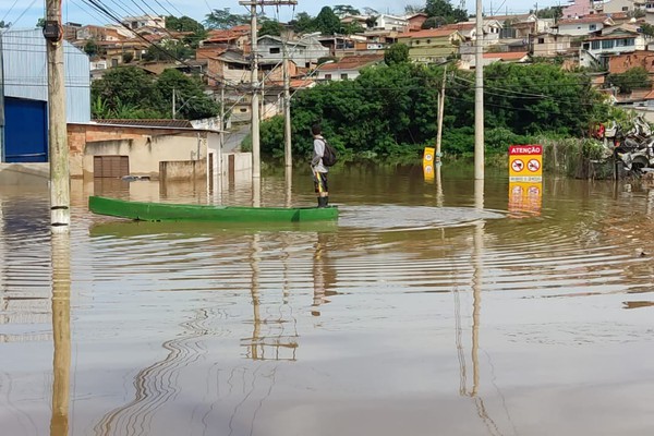 Águas do Rio Paranaíba não baixam mesmo após 24 horas de estiagem em Patos de Minas
