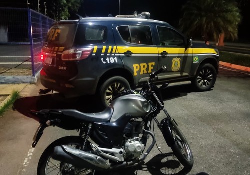 PRF de Patos de Minas apreende, na BR 365, moto adulterada em bagageiro de ônibus; jovem foi preso