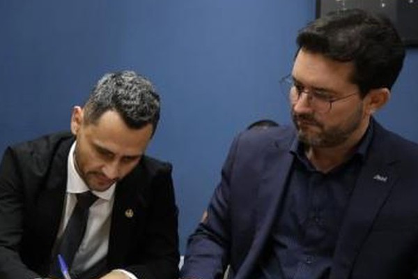 O prazo era até hoje, né? Então pronto, eu sou candidato", diz Cleitinho ao lado de Falcão.