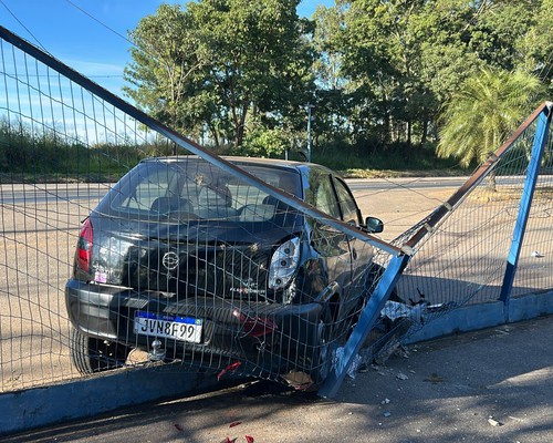Motorista perde controle, derruba poste e atinge grade da PRF em Patos de Minas