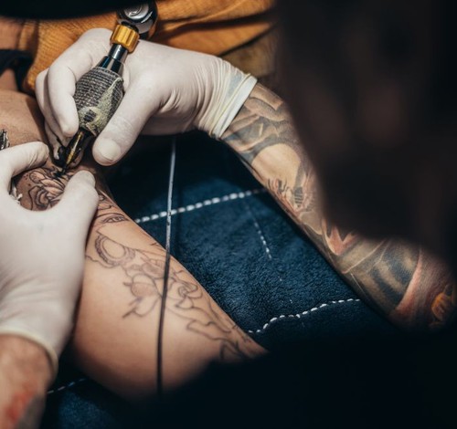 Justiça condena tatuador que começou tatuagem e não terminou em MG