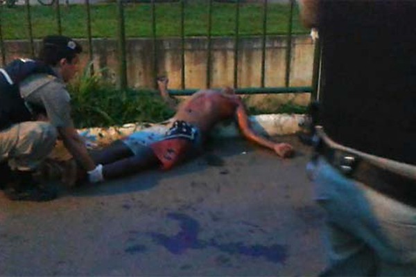 Imagens mostram resgate das vítimas e o momento em que o jovem é morto pela polícia