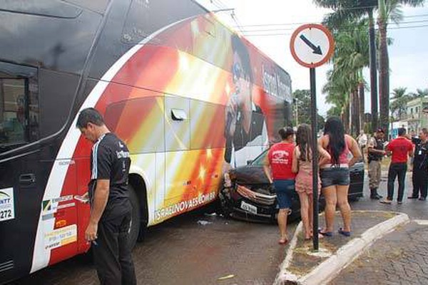 Acidente envolvendo ônibus do cantor Israel Novaes para o trânsito em cruzamento