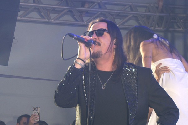 Dino Fonseca volta no tempo e canta "My girl" na Fenpraça 2025; veja ao vivo