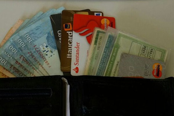 Homem que recolhe latinhas devolve carteira com dinheiro, cartões e documentos em Patos de Minas