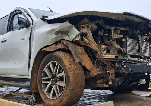 Motorista de caminhonete tenta entrar em estrada vicinal e é atingido por carro na MG 235