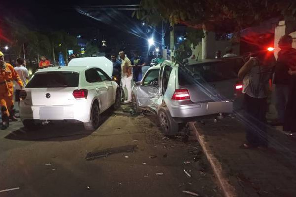 Motorista acaba preso após avançar parada, bater e deixar condutora e criança feridas