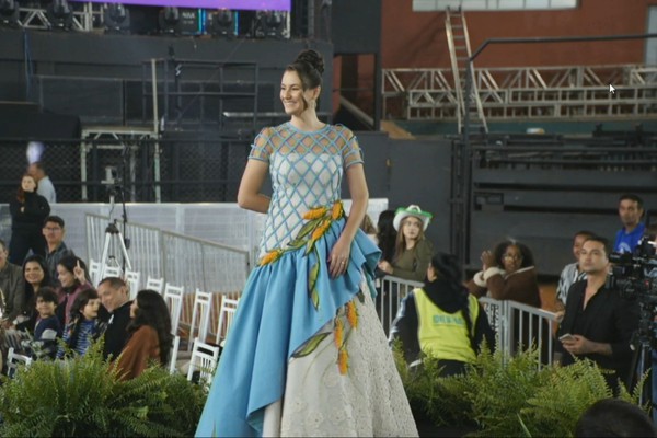 Maria Eduarda Bontempo é a 1ª a se apresentar na passarela; veja ao vivo