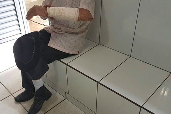 Senhor de 90 anos recebe mais de 15 pontos no braço após ser agredido pelo próprio filho