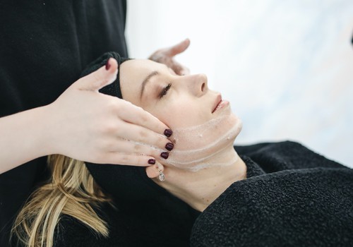 Massagens faciais: conheça as diferentes técnicas existentes