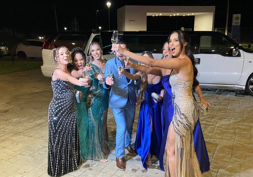 Formandos chegam de limousine e brilham como estrelas VIPs no Baile de Gala da AGT Formaturas