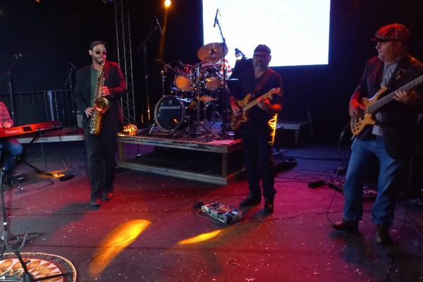 Coral Vozes se apresenta com guitarra, baixo, bateria, teclado e saxofone na Fenapraça; ao vivo