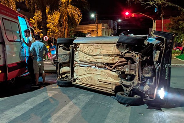 Veículo fica tombado depois de grave acidente em Patos de Minas; motorista apresentava sintomas de embriaguez