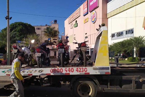 Motos estacionadas em local proibido perto do shopping são guinchadas em Patos de Minas 