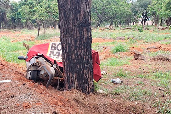 Sargento da Polícia Militar morre ao bater em árvore às margens da BR 146 em Patos de Minas