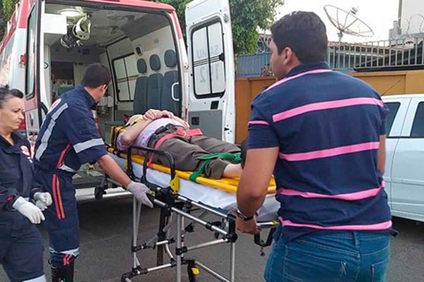 Idoso de bicicleta fica ferido ao ser atingido por carro em Patos de Minas