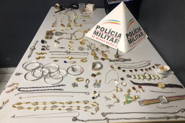 Polícia Militar de Patos de Minas prende suspeitos de Ribeirão Preto com centenas joias e bijuterias