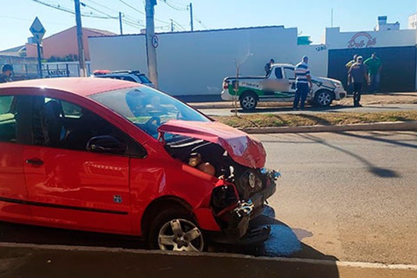 Motorista não percebe parada obrigatória, avança e atinge pick up em Patos de Minas