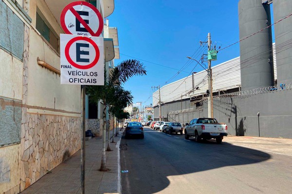 Motoristas ignoram placas de sinalização e tumultuam estacionamentos na região central