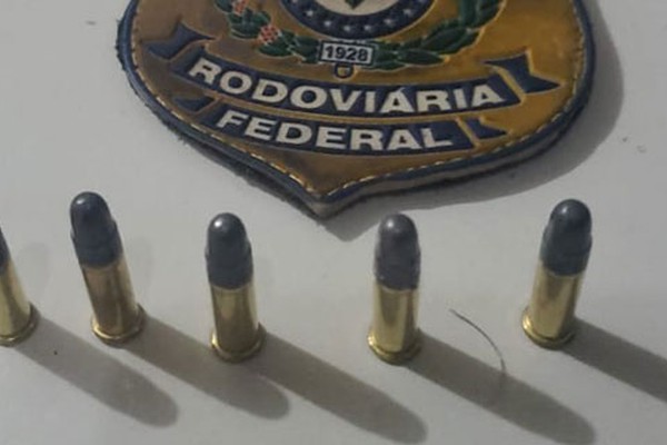 PRF apreende munições e droga com garota e jovem na BR365, em Patos de Minas