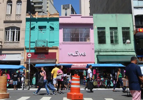 Consumo das famílias compensa juros e leva desemprego ao menor nível