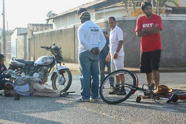 Condutor inabilitado e com moto proibida atinge ciclista que avançou parada