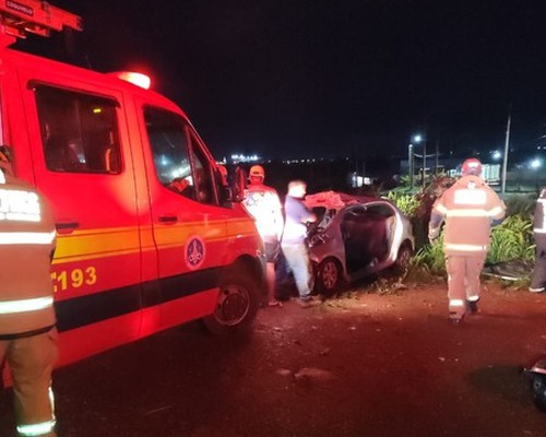 Motorista fica preso às ferragens após grave acidente entre carro e caminhão na BR-365, em Patos de Minas