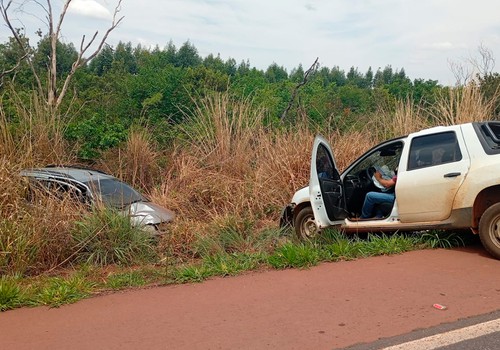 Colisão frontal na BR 365 deixa motorista ferido e carros bastante danificados