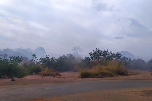 Grande incêndio em área de pastagem mobiliza Corpo de Bombeiros em Patos de Minas