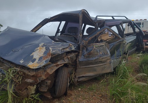Motorista de 46 anos morre após carro passar direto em curva e capotar na BR146