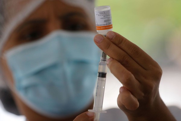 Covid-19: Saúde vai antecipar vacinação de profissionais da educação