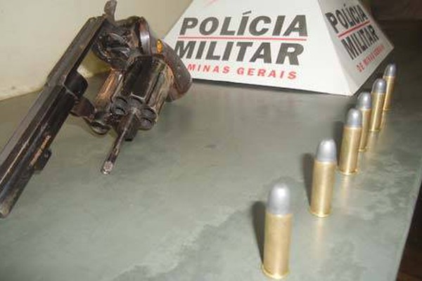 Polícia Militar prende dupla com revólver carregado no bairro Jardim Esperança