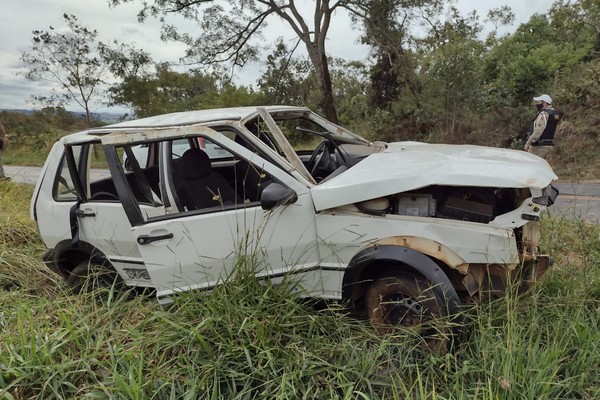 Garota de 15 anos morre e outras duas pessoas ficam feridas em capotamento na MG 230