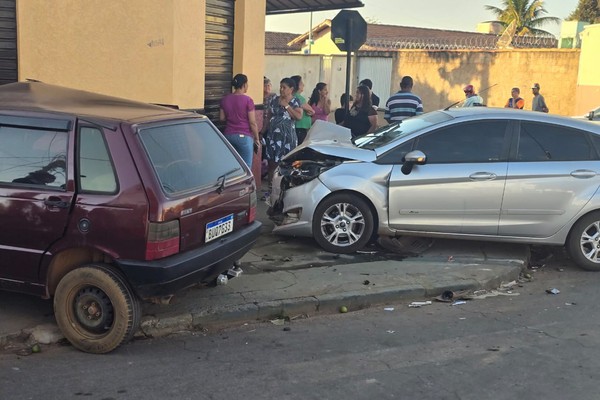 Carros atingem pedestres após acidente causado por avanço de parada, na av. Brasil