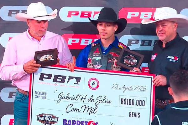 Peão de Lagoa Formosa de apenas 19 anos faz história ao vencer o Rodeio PBR de Barretos