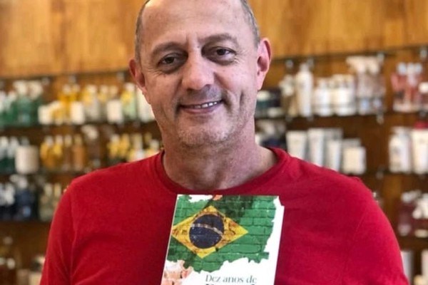 Escritor patense lança neste sábado, no Bar e Restaurante Armazém, seu 10º livro